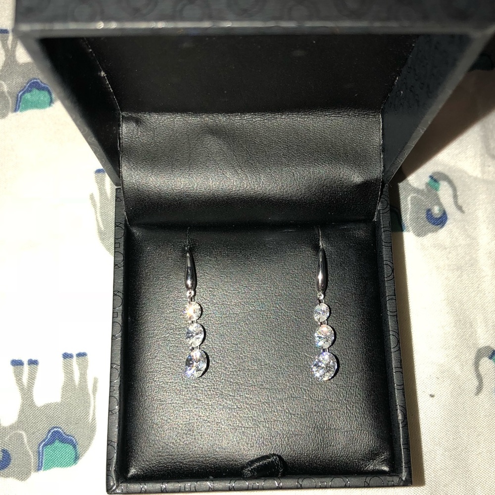 Lassaire simulated diamonds in a frameless design